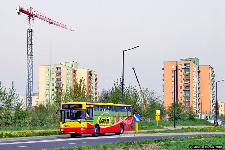 2255
W tle typowe dla Czechowa, po części odmalowane już wieżowce.
