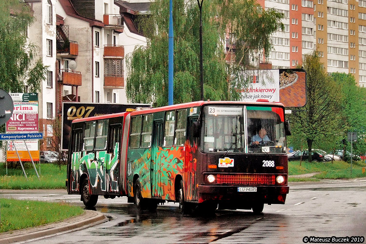 2088
Jeden z najmłodszych lubelskich Ikarusów z głośno wyjącą skrzynią. Pozdrowienia dla kierowcy!
