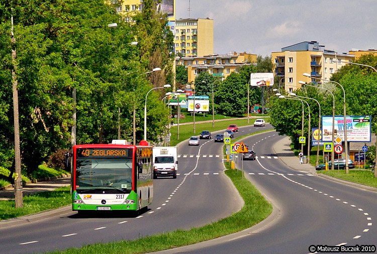2317
Uchylane okna w Conectach - których tak bardzo się obawiano - nie uczyniły z autobusów "jeżdżących piekarników". Doskonały obieg powietrza wewnątrz autobusu sprawia, że podróżowanie nawet w największe upały nie jest tak uciążliwe jak np. Solarisem.
