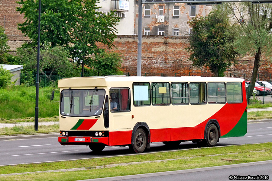 LUB 21443
Niedawno odmalowany w wygięty schemat malowania EDGAB Mig, podczas remontu został pozbawiony ostatniej pary drzwi. Dzisiaj cały dzień jeździł po mieście bez numeru linii. 
