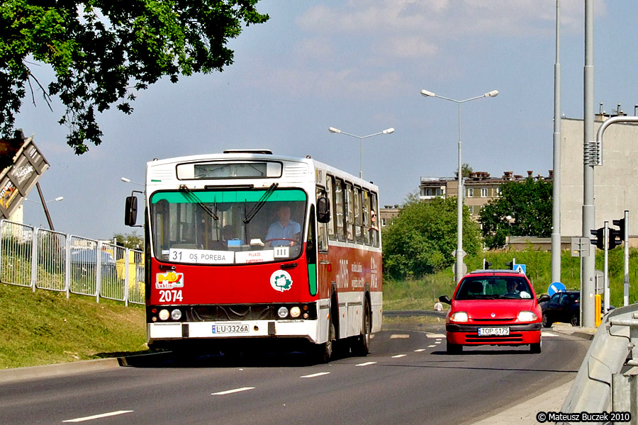 2074
Linia 31 jest jedną z wielu linii obsługiwanych wyłącznie taborem niskopodłogowym. Obecność  #2074 tłumaczy tablica za przednią szybą: "pojazd zastępczy".
