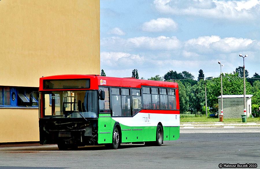 2221
W ostatnim czasie MPK zdecydowanie podkręciło tempo przemalowywania autobusów. Z tygodnia na tydzień przybywa wozów w nowych barwach, jednak odbiło się to też na jakości i estetyce pracy lakierników. Czerwonych elementów we wnętrzu jest coraz mniej, nie wszystkie poręcze są malowane, a o wewnętrznej stronie drzwi już nawet nie wspomnę. 
