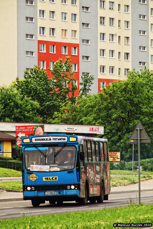 LU 9803K
Autobusy Jaroszowej charakteryzowały się przede wszystkim nieczytelnymi tablicami kierunkowymi oraz reklamami kryjącymi fatalny stan blacharki.

