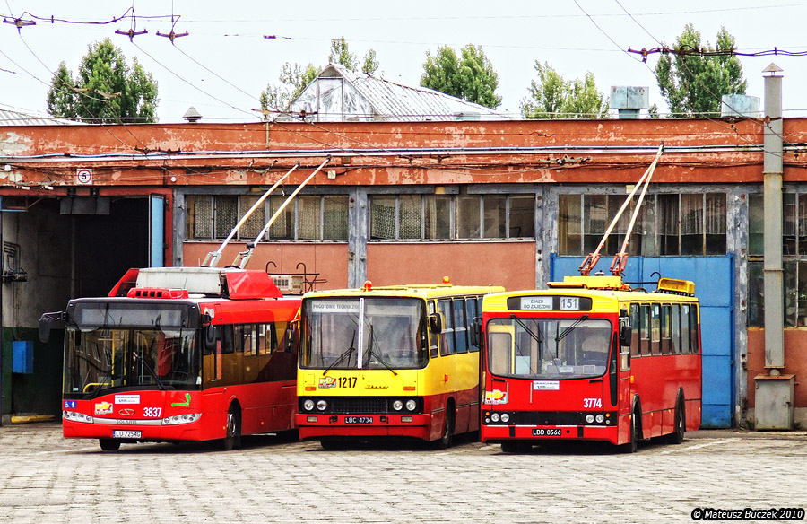 3774
Ikarus wyścigówka wśród trolejbusów.
