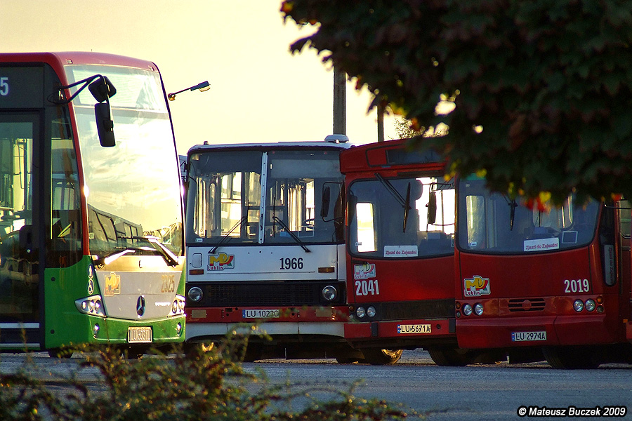 2325
Trzy stare dziadki podziwiają nowoczesną stylistykę Mercedesa Conecto.
