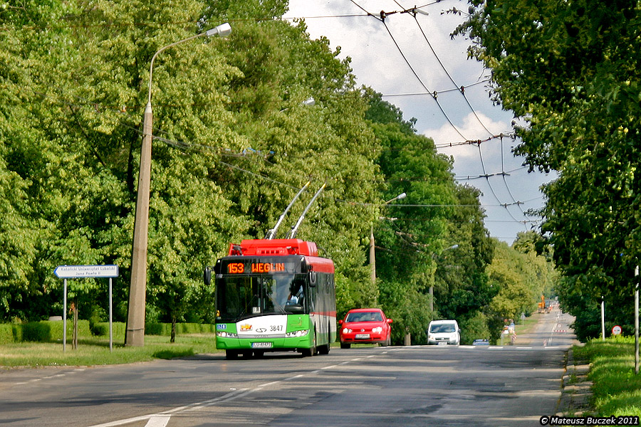3847
W 2011 r. nowy schemat malowania bardzo ładnie prezentował się na Solarisach. Na zdjęciu Droga Męczenników Majdanka jeszcze przed remontem z 2013 r. Pojazd mijał zadrzewione tereny jednostki wojskowej, użytkowanej wówczas przez KUL.
