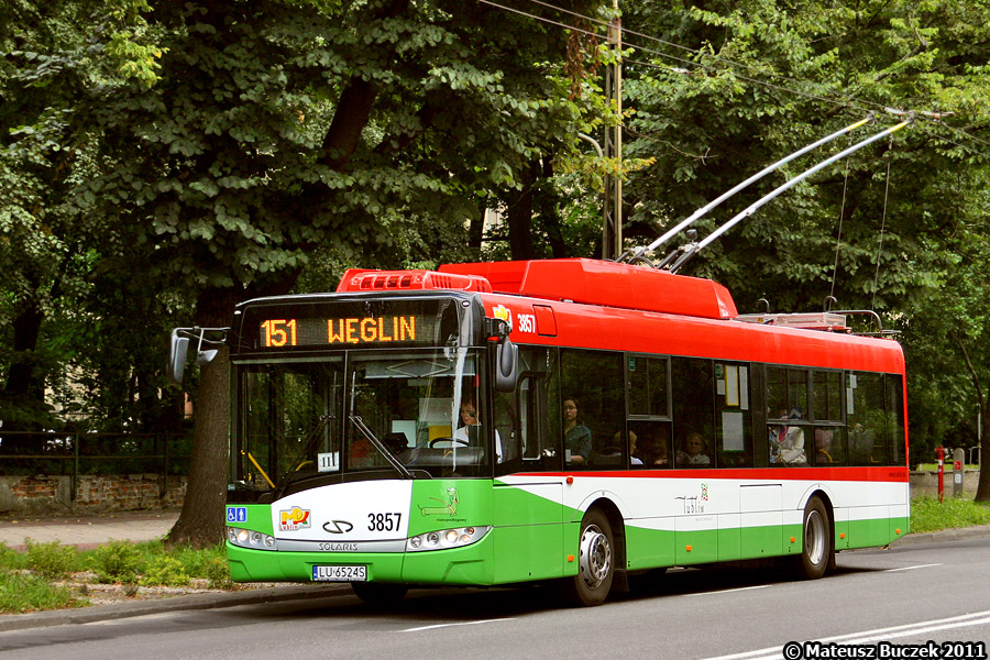 3857
Kolorowe Trolino na tle Parku Saskiego. W 2011 r. nowe trolejbusy mijały na Alejach Racławickich stare słupy trakcyjne z lat 50. jeżdżąc po nierównej nawierzchni z lat 80. Na remont sieci na głównej ulicy przyszło poczekać jeszcze ładnych parę lat.
