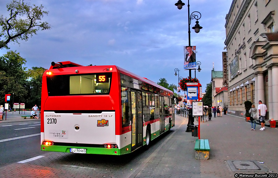 2370
W tych barwach wygląda dużo lepiej niż tester. Jest dynamiczny i nieźle wyciszony. Mniej trzeszczy, ale wciąż pozostawia sporo do życzenia w tej kwestia (patrząc, że to nowy autobus).
