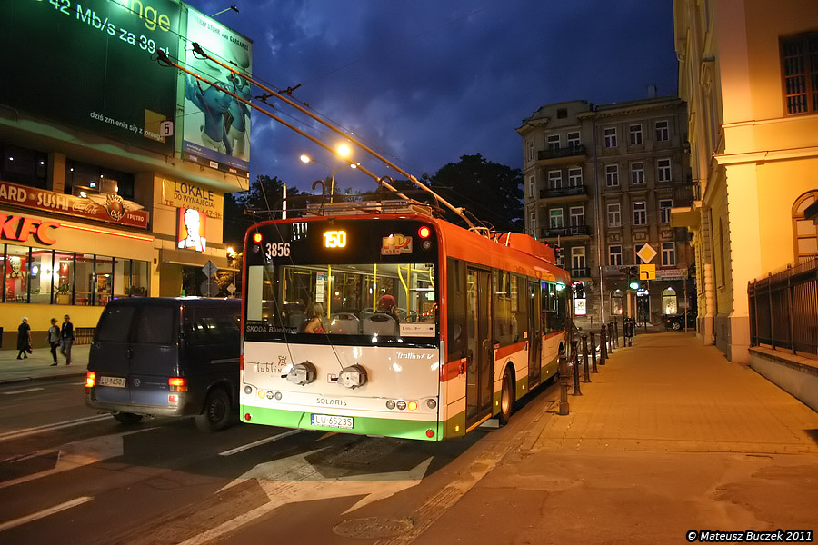 3856
W 2011 roku patrząc na ostatnie dostawy, można było rzec, że barwy miejskie pasują do wszystkich nowych autobusów. Na zdjęciu Astoria jeszcze z restauracją KFC.
