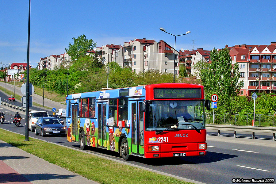 2241
Ta pstrokata reklama świetnie maskowała beznadziejne malowanie tego autobusu.
