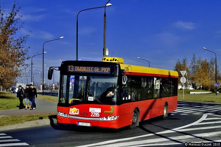 2295
Solaris dzięki braku stabilizatora potrafi zaoferować ciekawe widowisko w postaci efektownych przechyłów nadwozia w zakrętach.

