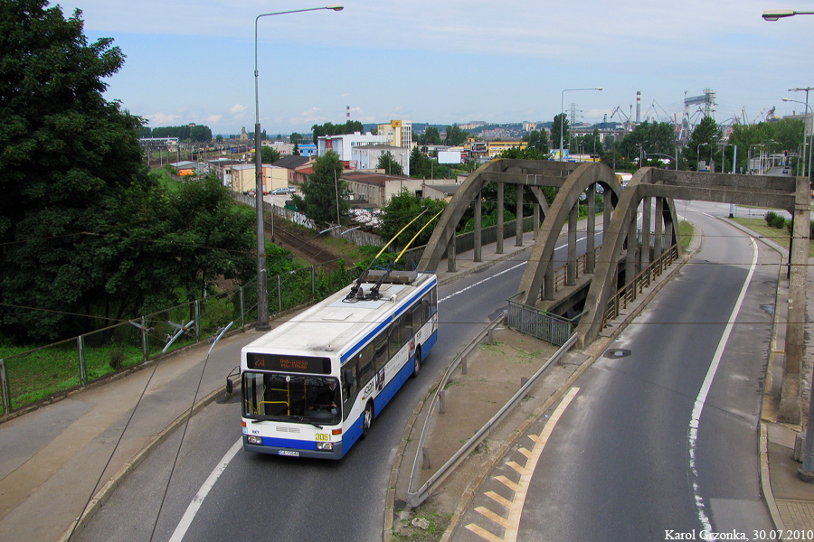 Mercedes O405NE #3061 PKT Gdynia
W tle widzimy Stocznię Gdynia, do której dojeżdźają tylko trolejbusy linii 23, 24 i kurs dojazdowy 723.
Słowa kluczowe: PKT_Gdynia