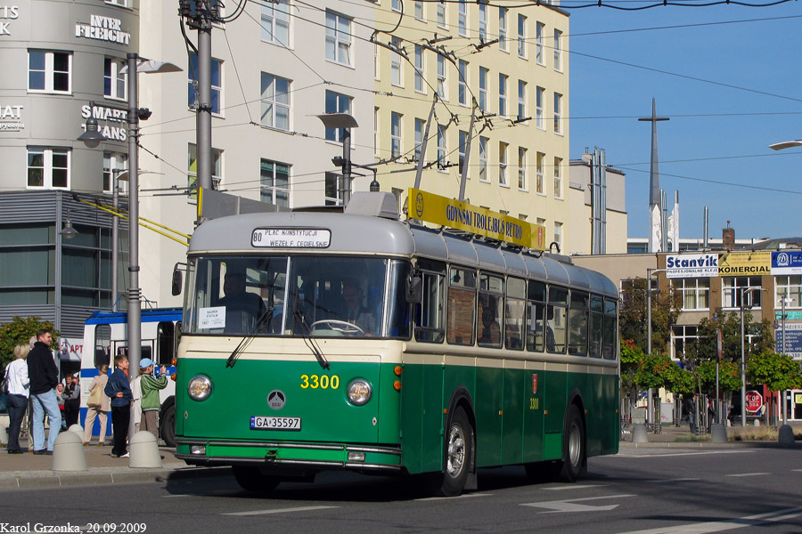 Saurer 4TIILM #3300 PKT Gdynia
Uroczysta parada pojazdów komunikacji miejskiej z okazji 80-lecia Komunikacji Miejskiej w Gdyni. Z trolejbusów pierwszy pojechał Saurer #3300, który jest najstarszy z floty PKT - 1957 rok. Następnie: Jelcz 120MT #3321 (1994 r.), Mercedes O405N2I #3052 (1998 r.), Jelcz M121E #3004 (1999 r.), Jelcz 120ME #3324 (2000 r.) i Solaris Trollino 12AC #3011 (2008 r.).
Słowa kluczowe: PKT_Gdynia
