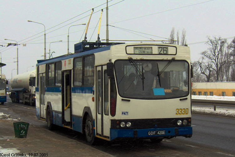 Jelcz PR110E #3330 PKT Gdynia
Poczciwa peerka na linii 26 5 lat temu. Od tego czasu wiele się zmieniło. 3330 został skasowany jeszcze w 2005 roku, a na linii 26 obecnie można spotkać tylko jeden pojazd wysokopodłogowy, który wyjeźdża z bazy na Grabówku i jedzie do pętli Sibeliusa. Stamtąd do Wzgórza Św. Maksymiliana, a tam następuje zmiana numeru na linię 21 i tu jeździ do końca dnia w relacji Sopot Reja - Gdynia Dw. Gł. PKP. Pozostałe 7 pojazdów w dni powszednie to pojazdy niskopodłogowe.
Słowa kluczowe: PKT_Gdynia