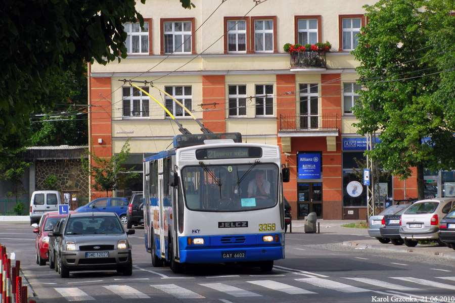 Jelcz PR110EM #3358 PKT Gdynia
Obecnie jeździ zarówno 3358 (Jelcz) oraz 3058 (Mercedes) chociaż według wymogów ZKM Gdynia taka sytuacja nie powinna się zdarzyć. Oprócz końcówki 58 tak samo jest z 17 i 60. PKT tłumaczy tym, że usuwa narazie Jelcze 120 MTE (3323, 3322, 3306 i ostatnio 3307), które są w gorszym stanie technicznym od 3317, 3358 czy 3360. Po wprowadzeniu do eksploatacji 15 Solarisów w tym roku również te mają być skasowane.
Słowa kluczowe: PKT_Gdynia