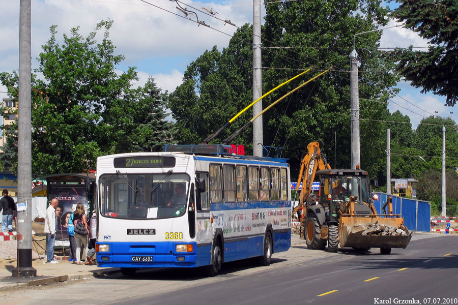 Jelcz PR110EM #3360 PKT Gdynia
Coraz mniej Jelczy można spotkać w Gdyni, a pod koniec tego roku będzie jeszcze gorzej zobaczyć je na mieście, bo niektóre pójdą do kasacji, a w zamian przyjdą Solarisy. JP pisał o tym, że jak w Lublinie kupuje się używane autobusy to można by też kupować używane trolejbusy. To może zamiast kasować gdyńskie Jelcze, te nadal by jeździły tyle, że w Lublinie:)
Słowa kluczowe: PKT_Gdynia