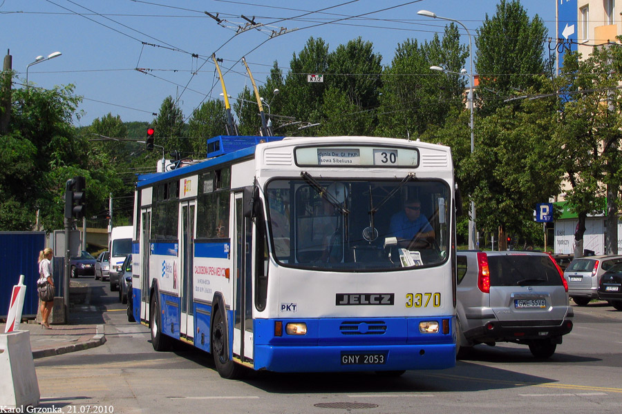 Jelcz 120 MT #3370 PKT Gdynia
W związku z remontem Wzgórza al. Piłsudskiego jeździ się w obu kierunkach. Przed i po remoncie trolejbusa w tej relacji nie zobaczymy, ponieważ będzie można tylko jechać w stronę Witomina, czyli tak jak samochód po prawej.
Słowa kluczowe: PKT_Gdynia