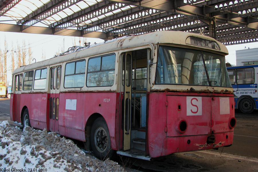 Skoda 9Tr20 #36 PKT Gdynia
Od czasu zrobienia zdjęcia narazie nic się nie zmieniło. Skoda czeka na pieniądze, dzięki którym ma dołączyć do Saurera i w przyszłości obsługiwać linię turystyczną.
Słowa kluczowe: PKT_Gdynia